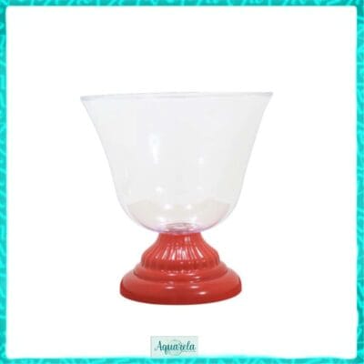 Taça decorativa de vidro com base vermelha, ideal para decoração de ambientes ou eventos especiais.