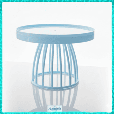 Mesa de canto azul com estrutura de barras finas e tampo redondo, ideal para decoração moderna e funcional.