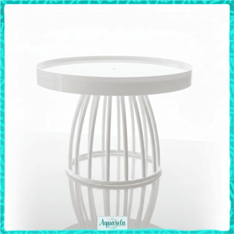 Mesa de apoio moderna com estrutura de barras brancas e tampo circular, ideal para decoração de interiores ou espaços ao ar livre.