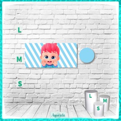 Ilustração de uma criança com cabelo rosa, expressão feliz, em fundo de listras azuis, com elementos decorativos ao redor.
