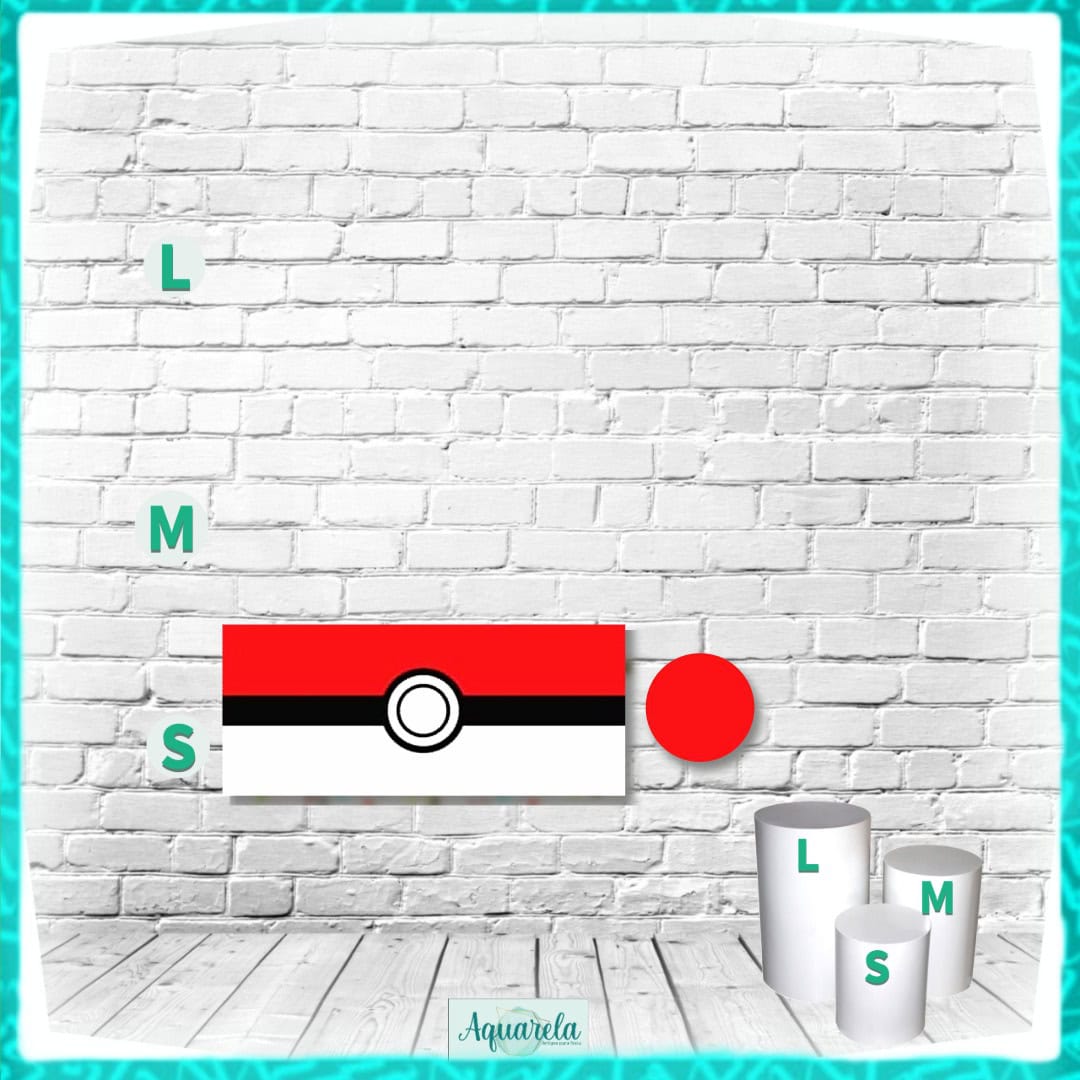 Cilindro pequeno com design de Pokébola e uma bola vermelha ao lado, sobre fundo de parede de tijolos brancos.