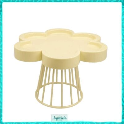 Mesa de centro com design de flor, feita de material plástico na cor creme, com base de suporte de barras.