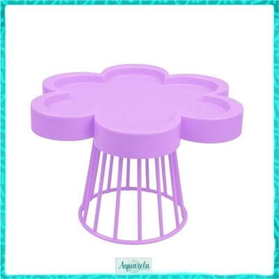 Mesa de jardim em forma de flor de cor lilás com estrutura de suporte de metal.