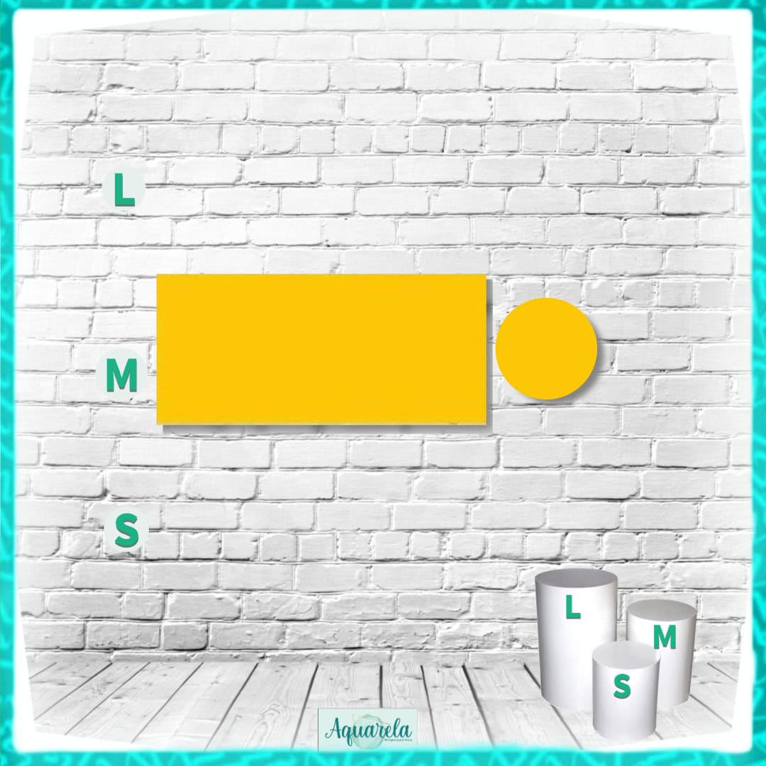 Imagem de cilindro amarelo grande, círculo amarelo e cilindros menores com letras L, M, S em fundo de parede de tijolos brancos.