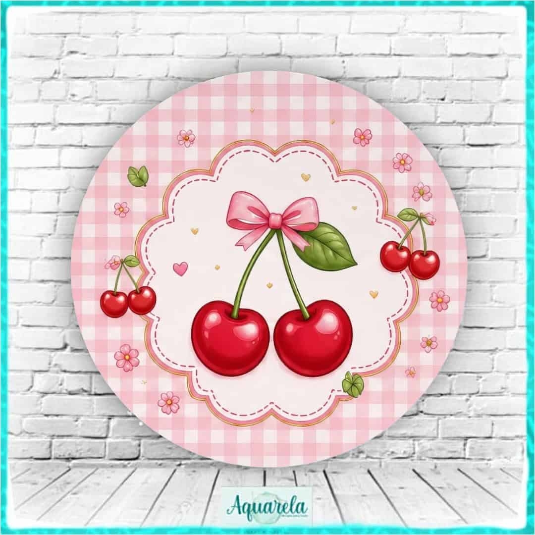 Painel de mesa redondo com tema de cerejas, fundo rosa com padrão xadrez, decorado com cerejas, laço rosa e detalhes florais.