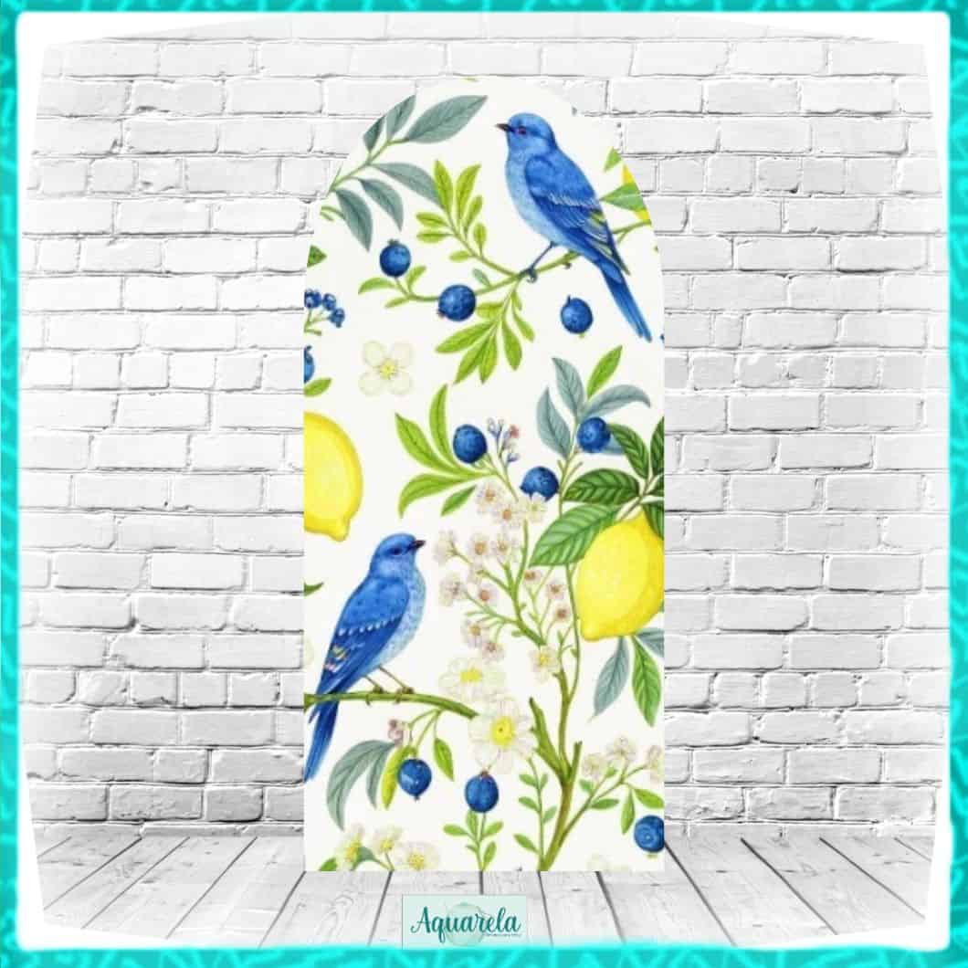 Prancha de surfe de madeira com estampa floral azul e amarela, incluindo pássaros azuis, contra parede de tijolos brancos.