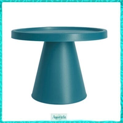 Mesa de bolo em formato de cone grande, de cor azul, com superfície lisa e moderna.