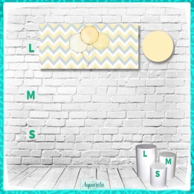 Decoração de festa com balões amarelos e cilindros de papel em diferentes tamanhos.