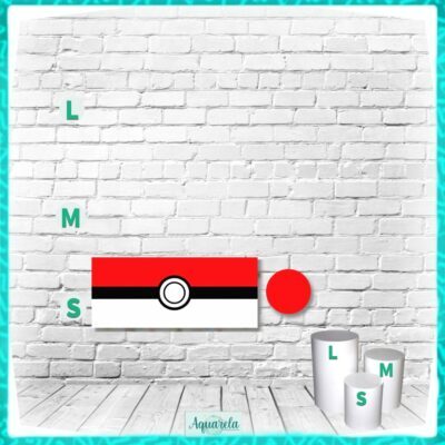 Cilindro pequeno com design de Pokébola e uma bola vermelha ao lado, sobre fundo de parede de tijolos brancos.