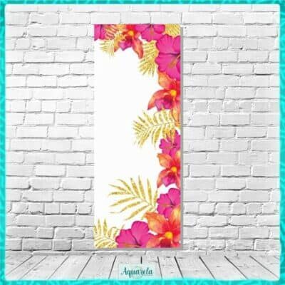 Painel decorativo com flores de hibisco rosa e folhas douradas, ideal para ambientes tropicais ou festivos.
