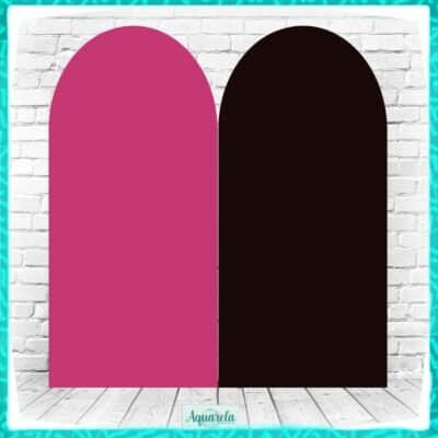 Dupla de portas de arco, uma rosa e uma preta, contra parede de tijolos brancos.