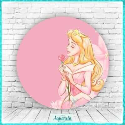 Ilustração de uma princesa com cabelo loiro, vestida de rosa, segurando uma rosa, em um fundo rosa.