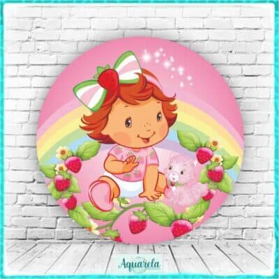 Ilustração de uma menina com cabelo castanho, usando laço com morango, rodeada por morangos e folhas, com arco-íris ao fundo.