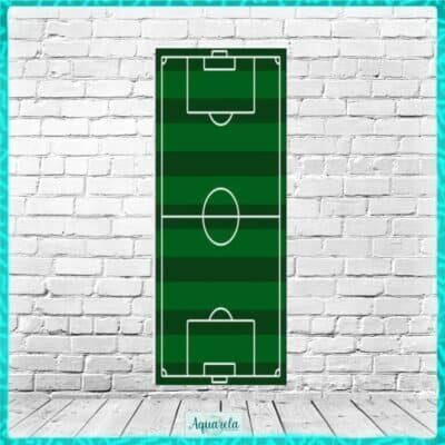 Quadro de futebol de rua em uma parede de tijolos brancos, com campo de futebol desenhado em verde e linhas brancas.