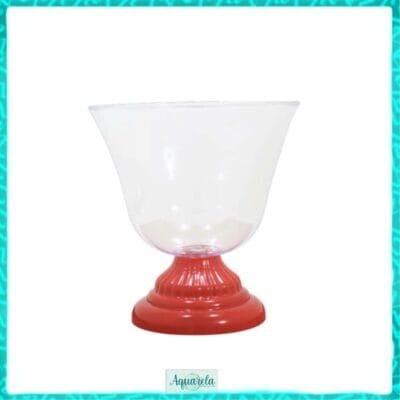 Taça decorativa de vidro com base vermelha, ideal para decoração de ambientes ou eventos especiais.