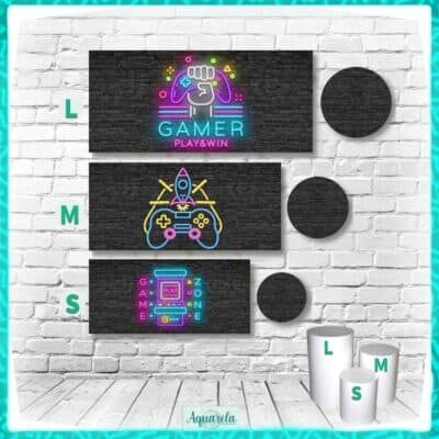 Três painéis de neon com temas de jogos, incluindo um controle de videogame, uma mão segurando um controle e um telefone com elementos de jogos, em fundo de parede de tijolos pretos.
